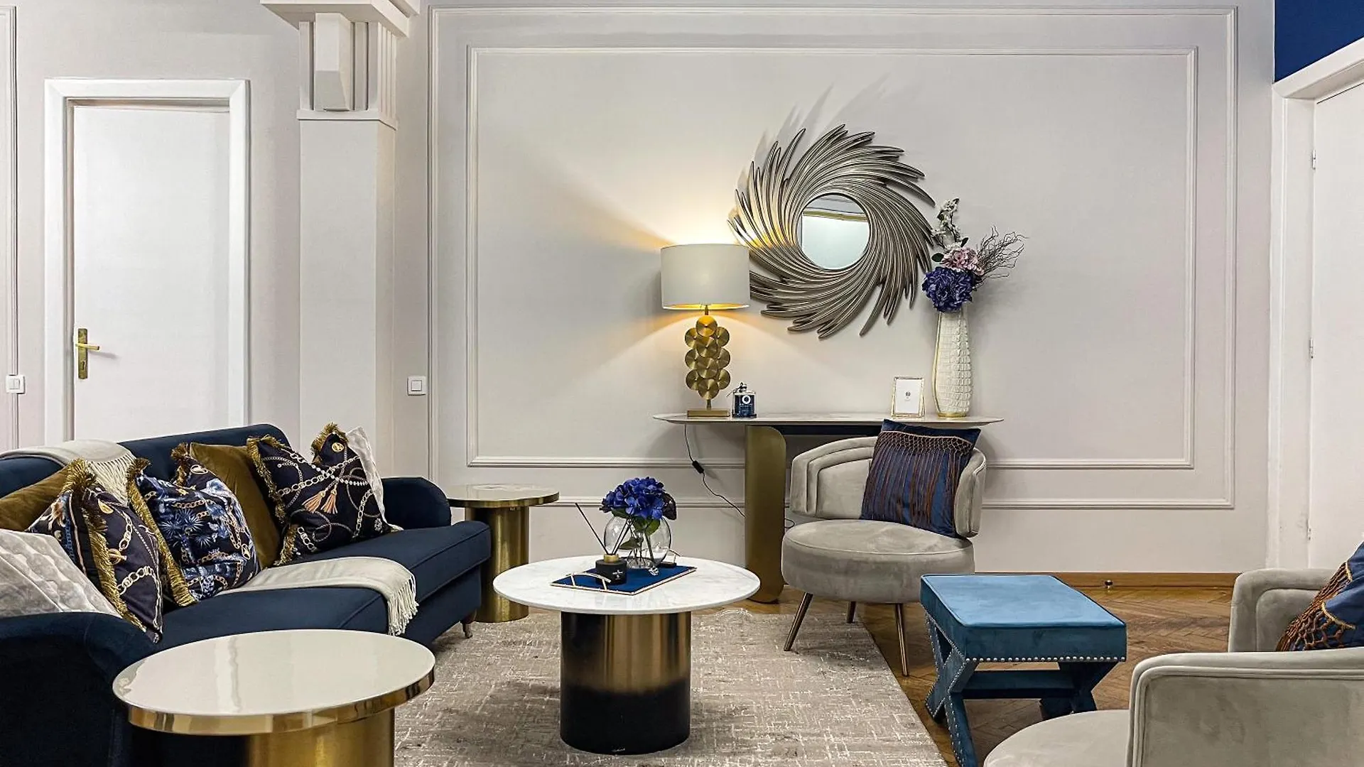 Qult - Cloud Atlas Bucharest Apartment
