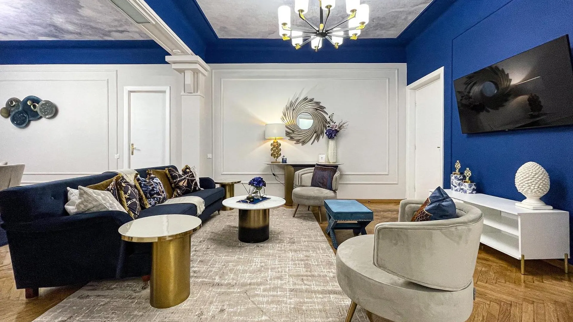 Qult - Cloud Atlas Bucharest Apartment